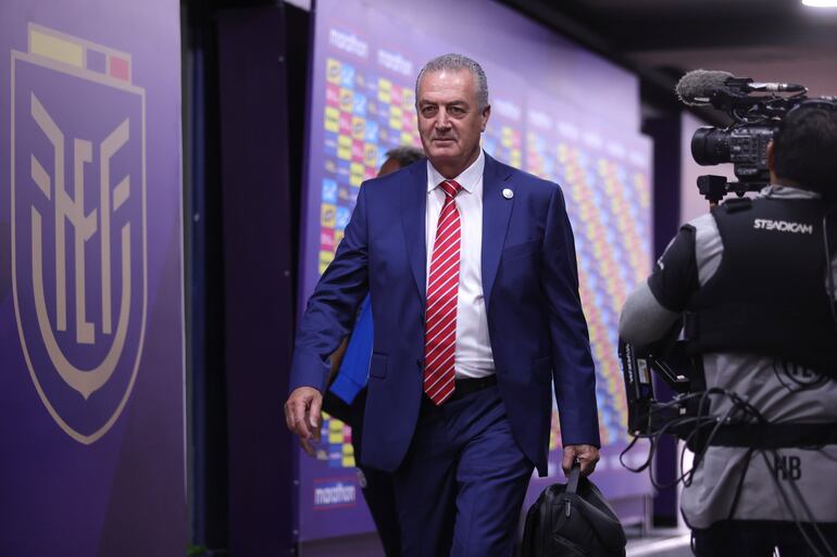 El argentino Gustavo Alfaro, entrenador de la selección de Paraguay, en el ingreso al estadio Rodrigo Paz Delgado de Quito para disputar la novena fecha de las Eliminatorias Sudamericanas 2026.