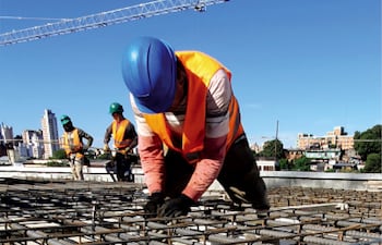 Un obrero en plena construcción utiliza las varillas de acero producidas por la siderúrgica VMA.