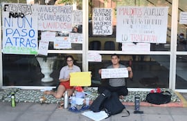 Estudiantes de la Facultad de Filosofía se mantienen en vigilia frente a las oficinas administrativas de la unidad académica.