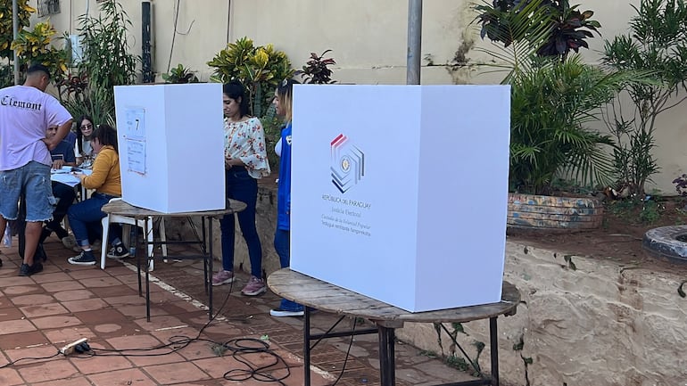 Durante toda la jornada se observó a jóvenes ingresar de a dos y hasta tres personas al cuarto de votación en la mesa 7.