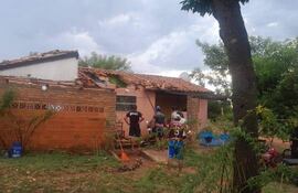 Derrumbe de vivienda tras temporal que azotó en Quiindy.