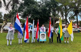 Con respeto y gratitud, estudiantes rindieron homenaje a los héroes de la Guerra del Chaco, manteniendo viva la memoria y el legado de quienes defendieron la patria.
