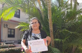 Reconocimiento a la Lic. Elizabeth Carreras que fue entregado por la Junta Municipal de Areguá tras jubilarse.