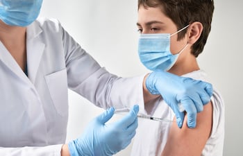 A los 4 años: refuerzo contra difteria, tétanos y pertussis o tos convulsa (DPT).
