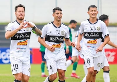 Blas Ricardo González (izquierda) festeja su gol, en la contundente victoria de Olimpia de Itá sobre Valois Rivarola por 5-0.