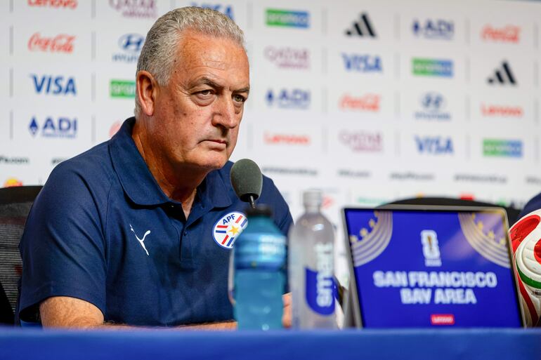 El seleccionador de Paraguay, Gustavo Alfaro, asiste a una rueda de prensa en el estadio Levi´s este miércoles, en Santa Clara, California (Estados Unidos).