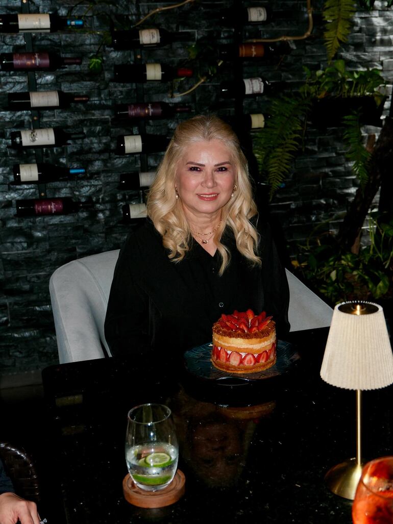 Ludy Ferreira posando feliz junto a su torta de cumpleaños. (Instagram/Ludy Ferreira)