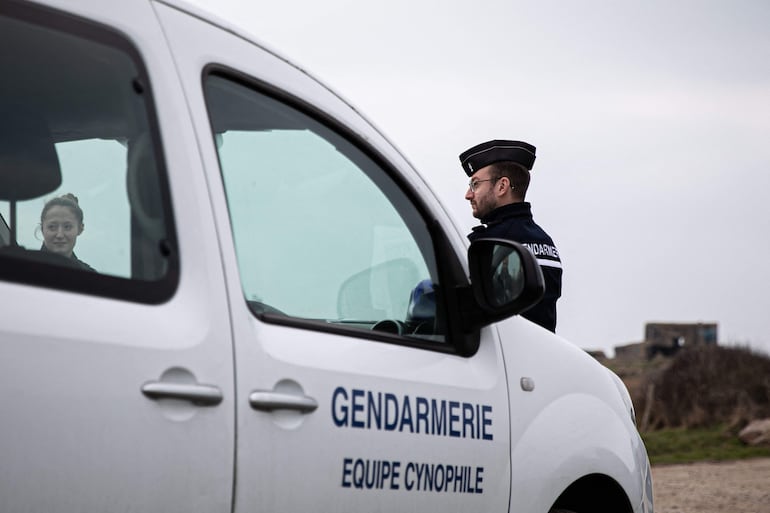 Gendarmenes patrullan las playas francesas en el Canal de la Mancha, donde fueron halladas al menos dos toneladas de cocaína presumiblemente provenientes de Sudamérica. (AFP)