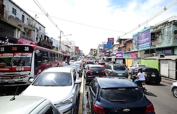 Tránsito caótico sobre la avenda Rodríguez de Francia. Clientes coparon el Mercado 4 en vísperas de la fiestas de Navidad y Año Nuevo.