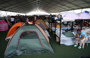 Afectados por los terremotos en Venezuela se han desplazado desde La Guaira, el estado más devastado del país por el desastre, a otras regiones que no sufrieron daños considerables