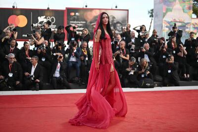 Mariacarla Boscono al rojo vivo.