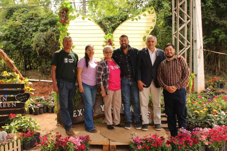 Autoridades y miembros de la comisión de feriantes de Yvoty Rape participaron de la apertura de la expoferia.