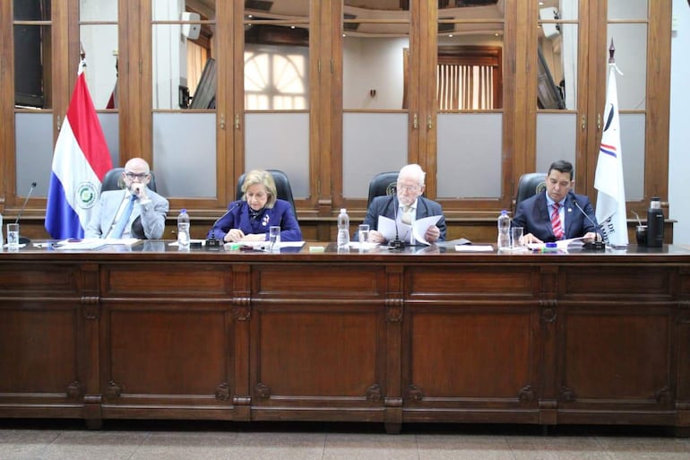 Sesionaron en forma presencial el diputado Diego Crispín Candia Melgarejo, el consejero Enrique Javier Berni Brítez, la presidenta Alicia Pucheta, y el ministro de la Corte César Garay Zuccolillo.