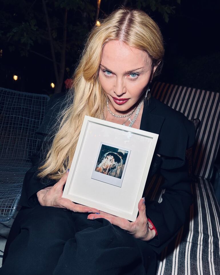 Madonna sosteniendo una Polaroid tomada por Andy Warhol de Keith Haring. (Instagram/Madonna)