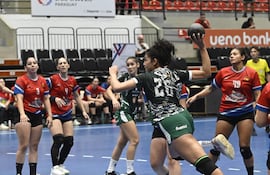 Juego inaugural del Campeonato Nacional en marcha, con las chicas de Paranaense y Pilarense.