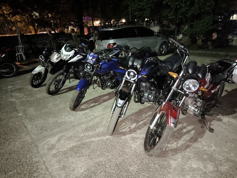 Durante el procedimiento, varias motocicletas de dudosa procedencia fueron incautadas.