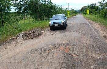 Los conductores de rodado no tienen de otra que pasar por los enormes baches y hundimientos del ramal que une la Ruta PY08 y Ruta PY13.