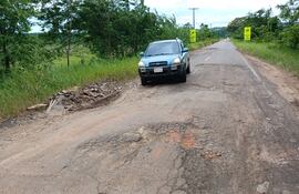 Los conductores de rodado no tienen de otra que pasar por los enormes baches y hundimientos del ramal que une la Ruta PY08 y Ruta PY13.