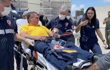 El expresidente brasileño Jair Bolsonaro (2019-2022) siendo trasladado en una camilla el viernes pasado en Natal, Brasil.