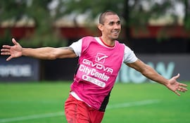 Víctor Gustavo Velázquez Ramos (17 de abril de 1991) cumplirá su tercer ciclo en Cerro Porteño.