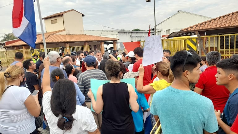 Pobladores de Capiatá protestan contra la fábrica ContiParaguay esta mañana.