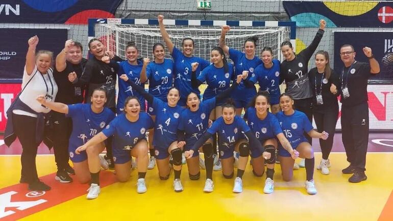 Toda la comitiva paraguaya celebra la victoria contra Kazajistán y la ubicación 29° en el mundial.