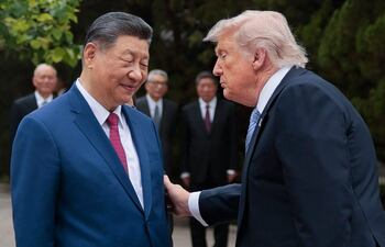 El presidente de EE. UU., Donald Trump (d), hace un gesto al presidente de China, Xi Jinping, mientras se retira tras una visita al Jardín Zhongnanhai en Pekín.