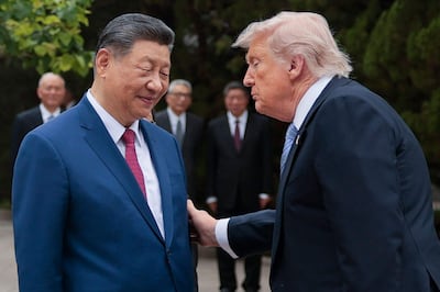 El presidente de EE. UU., Donald Trump (d), hace un gesto al presidente de China, Xi Jinping, mientras se retira tras una visita al Jardín Zhongnanhai en Pekín.
