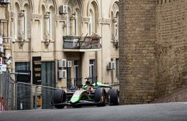 El paraguayo Joshua Duerksen en el monoplaza de AIX Racing durante la carrera sprint de la Fórmula 2 en el Circuito callejero de Bakú, en Bakú, Azerbaiyán.