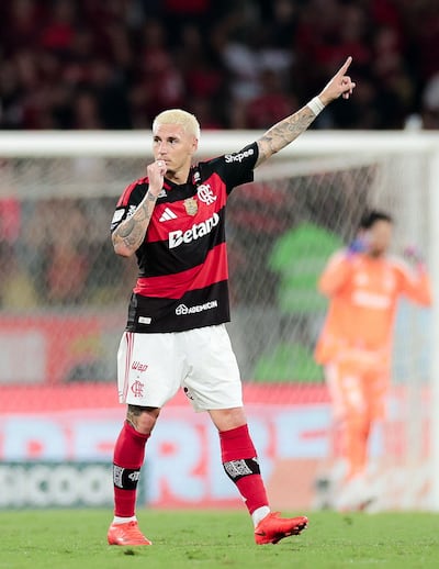El lateral uruguayo Guillermo Varela celebra el tanto de apertura en el marcador en el triunfo ante Bragantino por la vigesimoctava ronda del Brasileirão.