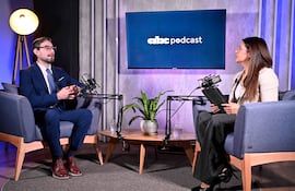 El Dr. Andrés Giménez y la periodista Marta Escurra durante el podcast On The Record en el que abordaron los alcances del orforglipron en el descenso de peso.