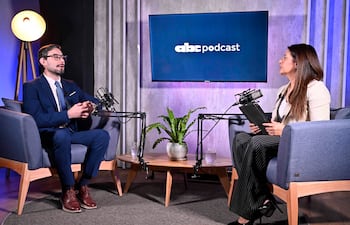 El Dr. Andrés Giménez y la periodista Marta Escurra durante el podcast On The Record en el que abordaron los alcances del orforglipron en el descenso de peso.