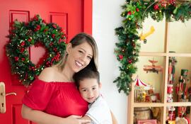 ¡Cuánto amor en una sola foto! Denise Hutter, con Gastón a bordo, recibiendo mimos del hermanito mayor Ignacio.