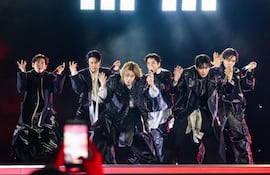 La banda surcoreana BTS durante el show que ofreció el sábado en Seúl y fue seguido por más de 18 millones de espectadores en todo el mundo.