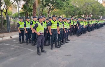 Unos 500 agentes policiales fueron convocados en el microcentro de Asunción para recibir a manifestantes.