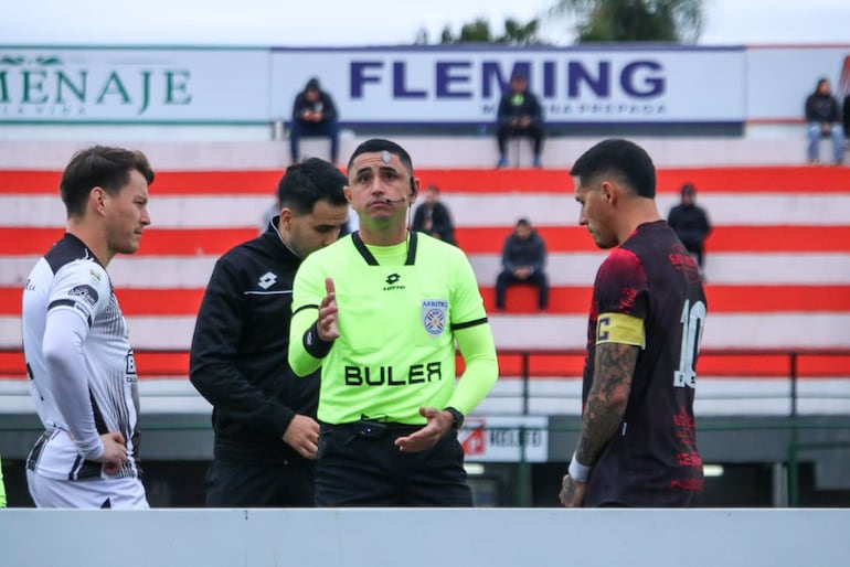 El árbitro, Fabio Villalba (centro), junto a los capitanes de ambos equipos en la previa del encuentro.