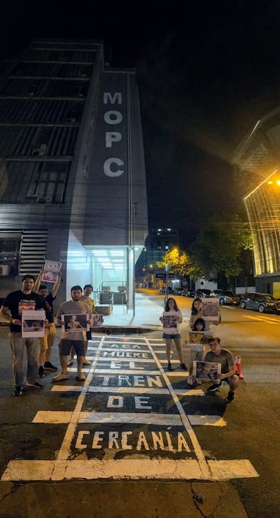 Activistas por el transporte público de calidad se movilizaron anoche frente a la sede del MOPC.