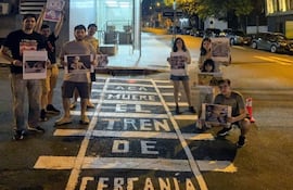 Activistas por el transporte público de calidad se movilizaron anoche frente a la sede del MOPC.