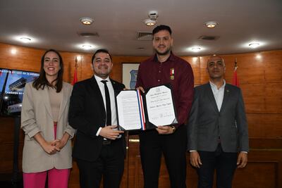 Guillermo Araújo Capello, recibiendo la Medalla Municipal al Mérito “Arsenio Erico”, por parte de miembros de la Junta capitalina.