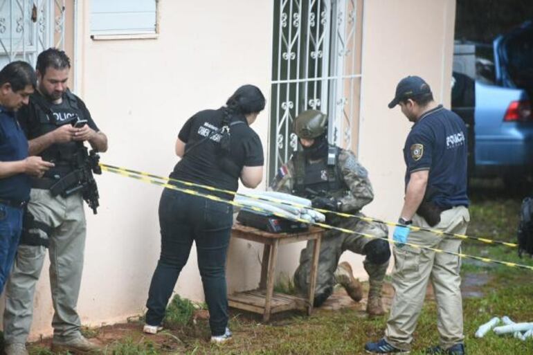 Parte de los explosivos que pudieron se sacados del auto.