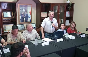 El ministro de la Secretaría de Emergencia Nacional (SEN), el coronel retirado Arsenio Zárate, se reunió con intendentes de Ñeembucú para diseñar estrategias ante la posible llegada del fenómeno El Niño.