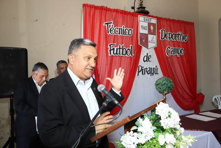 El titular de la Unión de Fútbol del Interior (UFI), Óscar Ramírez, en uso de la palabra en el acto de graduación.