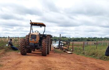 Denuncian que vecinos quedan aislado por cierre de camino vecinal en Quyquyhó. Los fines de semana tienen prohibido salir.