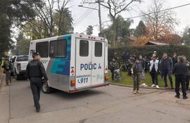 ntegrantes de la Policía de Argentina custodian durante un homenaje al artista Carlos Alberto 'Indio' Solari tras su fallecimiento este viernes, en el barrio Parque Leloir, en Ituzaingó (Argentina). Con la muerte de Solari el rock argentino perdió a uno de los artistas más influyentes de su historia, quien forjó junto a Los Redondos un fenómeno cultural sin precedentes.
