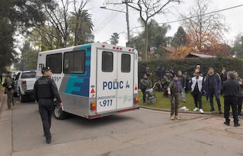 ntegrantes de la Policía de Argentina custodian durante un homenaje al artista Carlos Alberto 'Indio' Solari tras su fallecimiento este viernes, en el barrio Parque Leloir, en Ituzaingó (Argentina). Con la muerte de Solari el rock argentino perdió a uno de los artistas más influyentes de su historia, quien forjó junto a Los Redondos un fenómeno cultural sin precedentes.