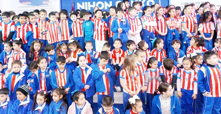Los chicos expresan su sentimiento de pertenencia de la selección