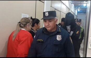 Momentos en que los agentes de la Patrulla Caminera se retiraban de la fiscalía de San Antonio, custodiados por efectivos de la Policía Nacional.
