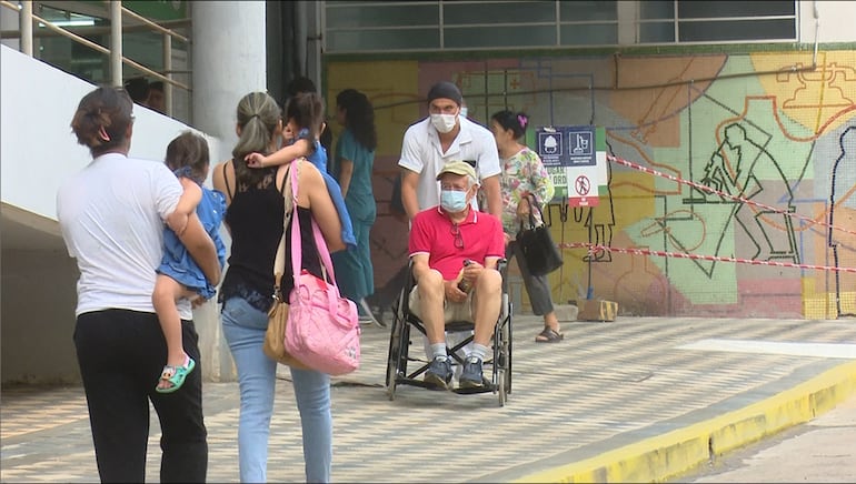 Asegurados de todas las edades consultan en el Hospital Central del IPS. Las quejas son cotidianas.