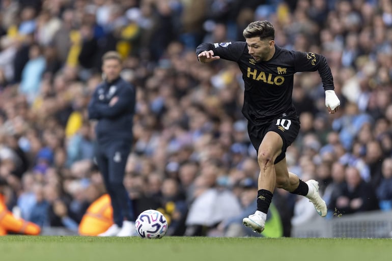 Traslado de Julio César Enciso Espínola (22 años), el "10" del Ipswich, que le hizo partido al invicto líder de la Premier League, Manchester City.