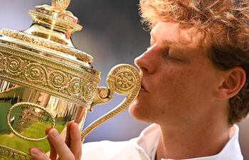 Jannik Sinner, campeón de Wimbledon 2025, luego de vencer en la final a Carlos Alcaraz por 4-6, 6-4, 6-4 y 6-4.